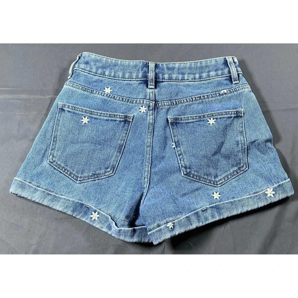 PacSun Daisy Embroidered Mom Shorts High Waisted Medium Wash Denim Size 24 US 0